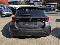 Neu Toyota Yaris Hybrid 117 PS (86 kW) 2025 Grau Limousine