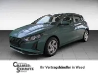 Gebraucht Hyundai i20 Select 100 PS (73 kW) 2025 Mangrove green Kleinwagen