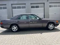Używany Mercedes E230 132 KM (97 kW) 1991 Niebieski Sedan/Limuzyna