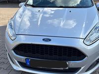 Gebraucht Ford Fiesta Celebration 80 PS (58 kW) 2016 Silber Kleinwagen