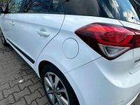 Gebraucht Hyundai i20 84 PS (61 kW) 2017 Weiß Kleinwagen