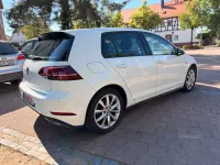 Gebraucht VW Golf VII Highline 150 PS (110 kW) 2019 Weiß Limousine