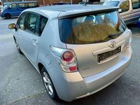 Gebraucht Toyota Verso Life 147 PS (108 kW) 2009 Silber Van / Kleinbus