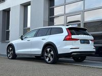 Gebraucht Volvo V60 CC Ultimate 197 PS (144 kW) 2023 Weiß Kombi