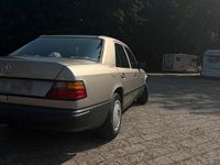 Second-hand Mercedes E230 132 CP (97 kW) 1988 Argintiu Berlinǎ