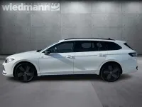 Gebraucht VW Passat R-line 150 PS (110 kW) 2024 Oryxweiß perlmutteffekt Kombi