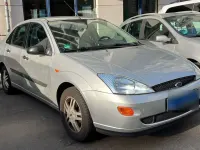 Używany Ford Focus Trend 101 KM (74 kW) 2001 Srebrny Sedan/Limuzyna