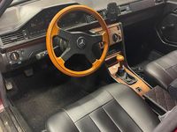 Gebraucht Mercedes 200 72 PS (52 kW) 1987 Rot Limousine