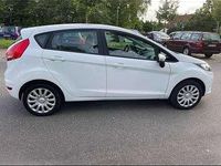 Gebraucht Ford Fiesta Ambiente 60 PS (44 kW) 2009 Weiß Kleinwagen