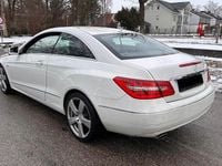 Gebraucht Mercedes E220 170 PS (125 kW) 2012 Calcitweiss  unilack Coupé