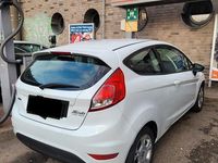 Gebraucht Ford Fiesta Trend 101 PS (74 kW) 2012 Weiß Kleinwagen