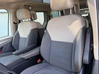 Second-hand VW Multivan Style 150 CP (110 kW) 2024 Alb Monovolum
