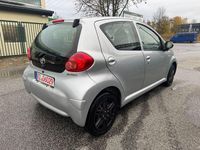 Second-hand Toyota Aygo Cool 68 CP (50 kW) 2006 Argintiu Hatchback