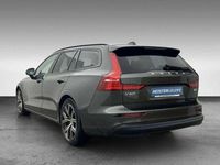 Gebraucht Volvo V60 Core 163 PS (119 kW) 2023 Grau (platinum grey / metallic) Kombi