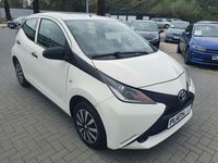 Gebraucht Toyota Aygo 69 PS (50 kW) 2015 Grau / weiß Kleinwagen