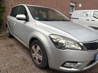 Usado Kia Ceed 116 HP (85 kW) 2013 Cinzento Citadino