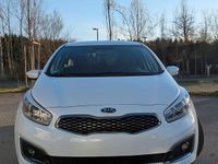 Usado Kia Ceed DREAM-TEAM Edition 101 HP (74 kW) 2017 Branco Citadino