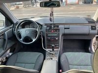 Gebraucht Mercedes E280 Avantgarde 204 PS (150 kW) 2000 Beige Limousine