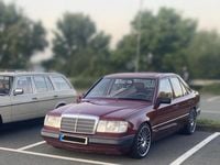 Gebraucht Mercedes E220 150 PS (110 kW) 1992 Rot Limousine