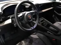 Second-hand Porsche Macan 4 Electric 300 kW (408 CP) 2024 Negru SUV