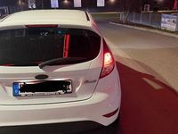 Gebraucht Ford Fiesta Trend 101 PS (74 kW) 2015 Weiß Kleinwagen