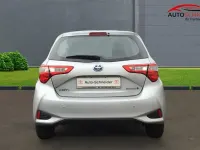 Gebraucht Toyota Yaris Hybrid Team 75 PS (55 kW) 2018 Silber Limousine