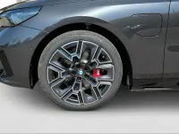 Neu BMW 550e M Sport 489 PS (359 kW) 2026 Sophistograu brillanteffekt Limousine