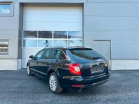 Używany Skoda Superb Elegance 140 KM (102 kW) 2012 Czarny Kombi