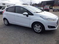 Gebraucht Ford Fiesta Celebration 101 PS (74 kW) 2016 Frostweiß Kleinwagen
