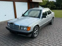 Używany Mercedes 190 118 KM (86 kW) 1990 Srebrny Sedan/Limuzyna