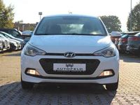Gebraucht Hyundai i20 Classic 75 PS (55 kW) 2016 Weiß Limousine