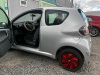 Gebraucht Toyota Aygo 70 PS (51 kW) 2009 Silber Kleinwagen