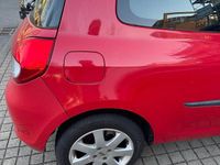 Gebraucht Renault Clio II 75 PS (55 kW) 2009 Rot Kleinwagen