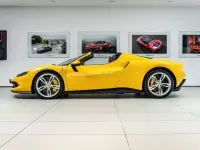 Second-hand Ferrari 296 830 CP (610 kW) 2024 Galben Cabrio