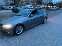 Gebraucht BMW 318 2011 Grau Limousine