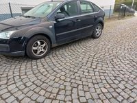 Używany Ford Focus 101 KM (74 kW) 2005 Czarny Sedan/Limuzyna