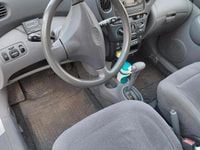 Gebraucht Toyota Yaris 85 PS (62 kW) 2000 Silber Kombi