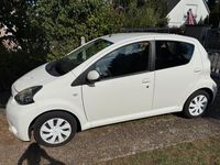 Gebraucht Toyota Aygo 68 PS (50 kW) 2013 Weiß Kleinwagen