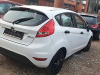 Gebraucht Ford Fiesta Ambiente 60 PS (44 kW) 2009 Weiß Kleinwagen