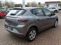 Neu Dacia Sandero Essentiel 67 PS (49 kW) 2026 Grau Limousine