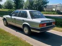 Gebraucht BMW 318 113 PS (83 kW) 1990 Silber Limousine