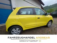 Gebraucht Renault Twingo Life 69 PS (50 kW) 2016 Hellgelb Kleinwagen