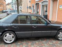 Gebraucht Mercedes E200 118 PS (86 kW) 1993 Schwarz Limousine