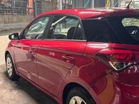 Gebraucht Hyundai i20 75 PS (55 kW) 2015 Rot Kleinwagen