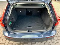 Gebraucht Volvo V60 CC Pro 197 PS (144 kW) 2022 Denim blue / metallic Kombi
