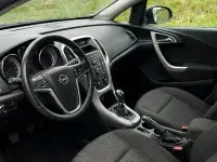 Używany Opel Astra 140 KM (102 kW) 2010 Czarny Sedan/Limuzyna