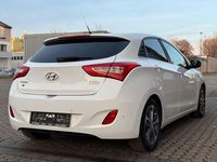 Gebraucht Hyundai i30 Passion 101 PS (74 kW) 2016 Weiß Limousine