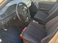 Gebraucht Mercedes E230 132 PS (97 kW) 1987 Silber Limousine