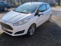 Gebraucht Ford Fiesta Celebration 101 PS (74 kW) 2017 Weiß Kleinwagen
