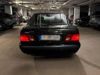 Gebraucht Mercedes E230 140 PS (102 kW) 1995 Schwarz Limousine